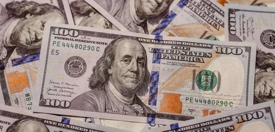 dollar-pexels Нацбанк оновив курс валют на 4 березня: долар різко зріс, євро та злотий подешевшали