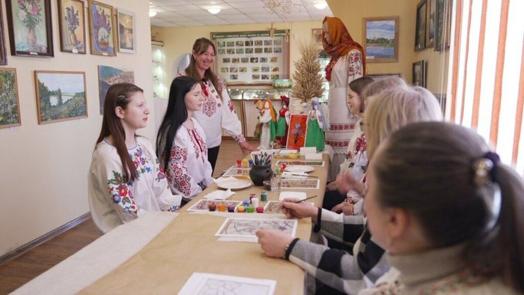 Весна на склі: в Іллінцях відроджують магію народного розпису на склі