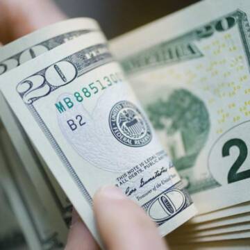 Курс валют на 1 квітня: гривня послабилася до долара, євро та злотого