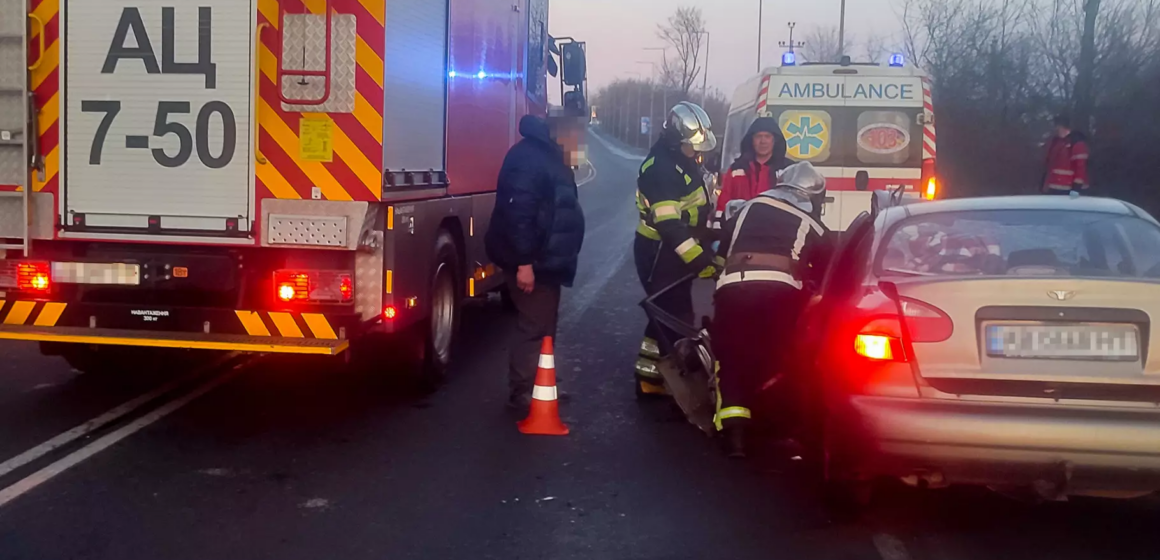 У Вінниці рятувальники деблокували водія після зіткнення вантажівки та легковика