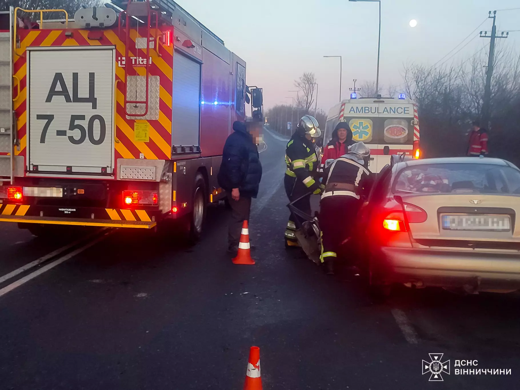 У Вінниці рятувальники деблокували водія після зіткнення вантажівки та легковика