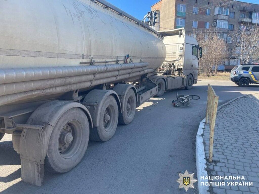 У Гайсині під колесами вантажівки загинула 76-річна велосипедистка