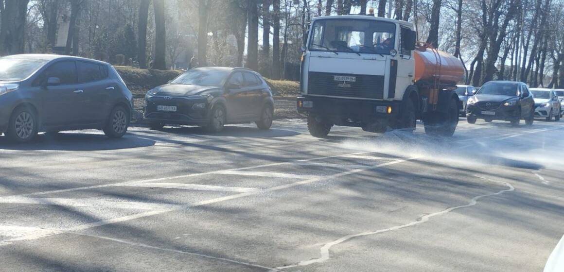 У Вінниці триває весняне прибирання вулиць та тротуарів після зими