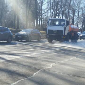 У Вінниці триває весняне прибирання вулиць та тротуарів після зими