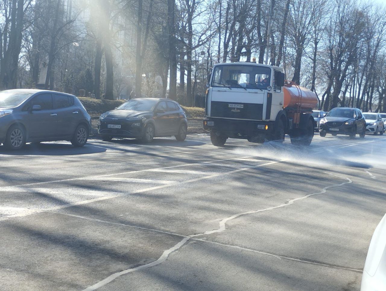 У Вінниці триває весняне прибирання вулиць та тротуарів після зими