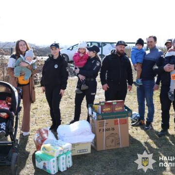 Подарунки та підтримка: у Вінниці поліцейські відвідали дитячий будинок сімейного типу
