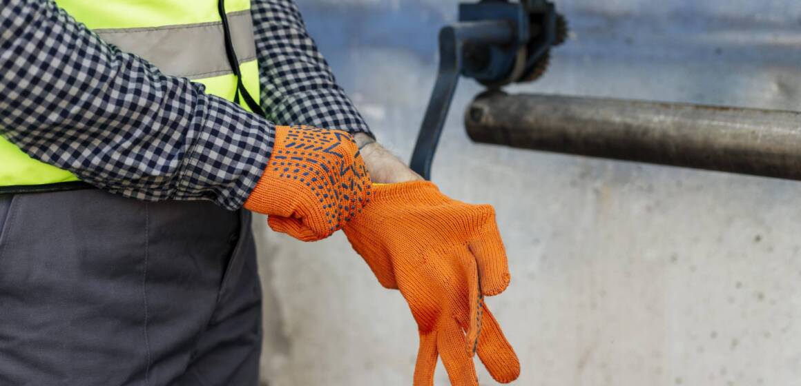 worker-putting-on-protective-gloves-scaled-1 Ситуація у комунальній сфері Вінниці 2 березня: де не буде води, світла та гарячої води