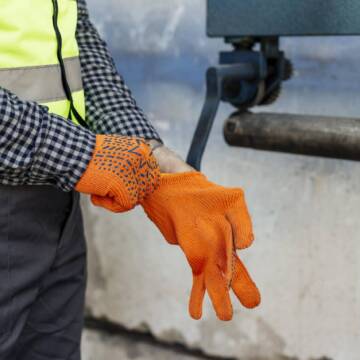 worker-putting-on-protective-gloves-scaled-1 Ситуація у комунальній сфері Вінниці 2 березня: де не буде води, світла та гарячої води