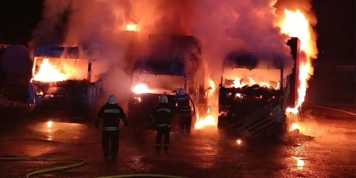 На території підприємства згоріли вщент три вантажівки – ДСНС