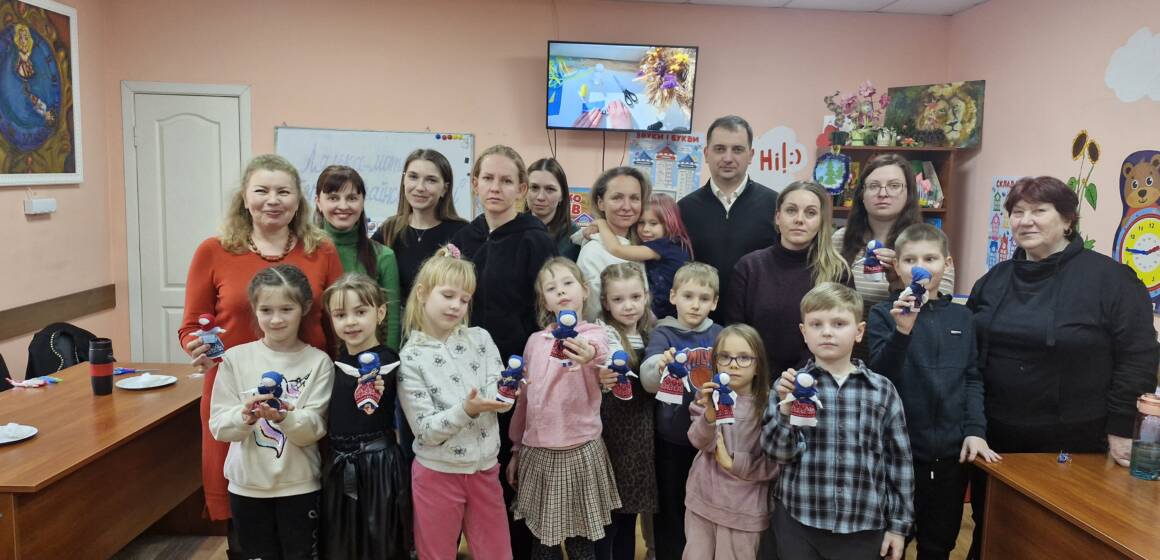 «Оберіг поколінь»: у Вінниці родини опановували давнє мистецтво створення ляльки-мотанки