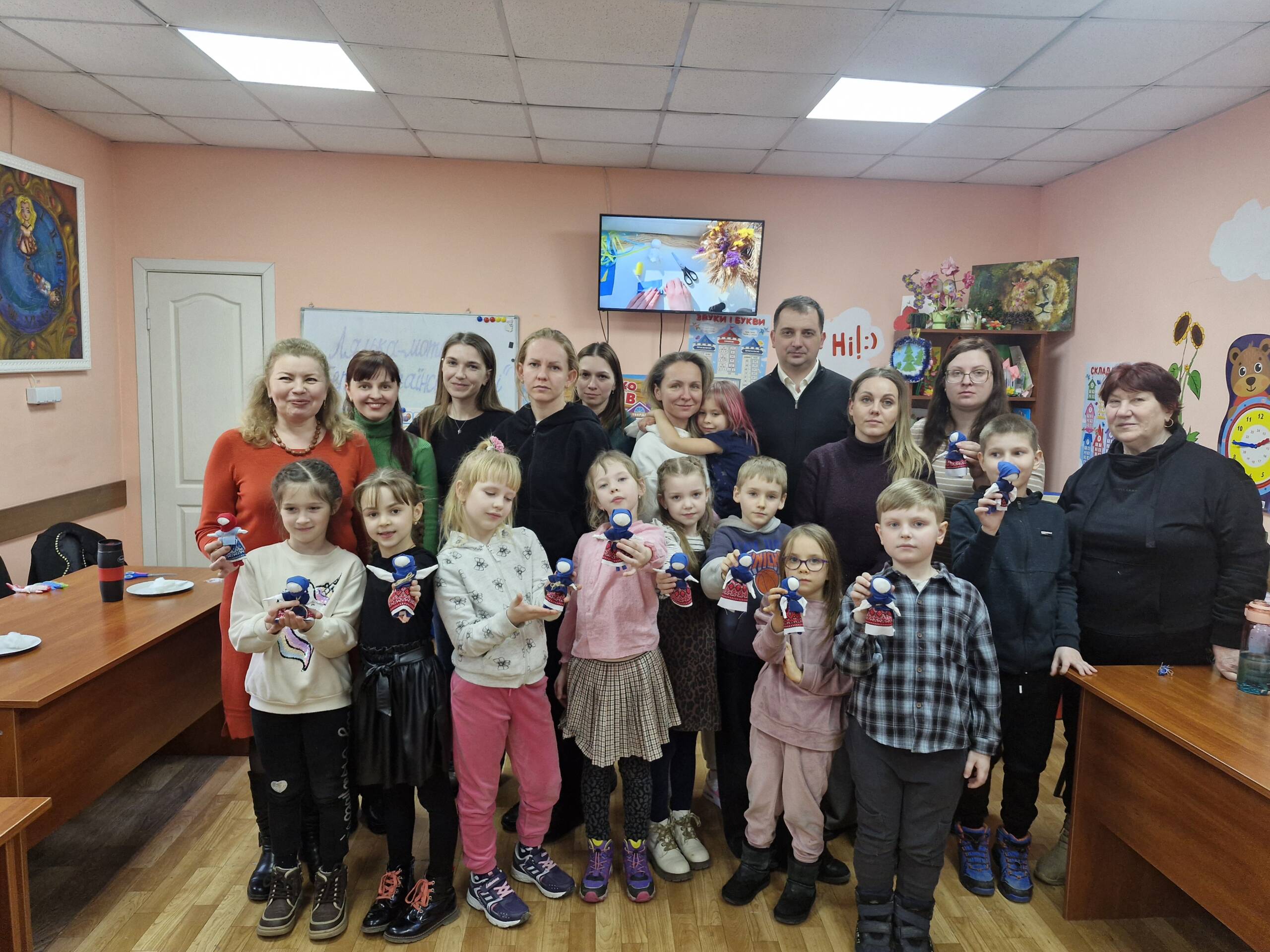 «Оберіг поколінь»: у Вінниці родини опановували давнє мистецтво створення ляльки-мотанки