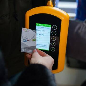 Дефіцит чіпів та відключення світла затримали випуск карток вінничанина