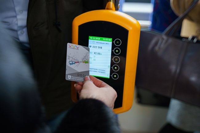 Дефіцит чіпів та відключення світла затримали випуск карток вінничанина