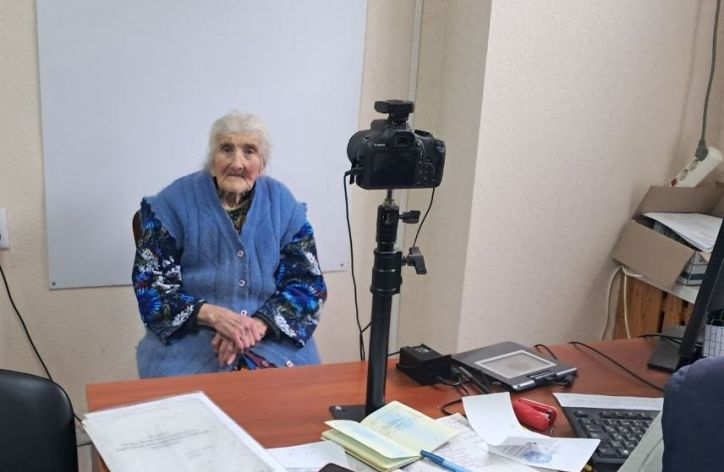 Сторічна мешканка Слов’янська оформила закордонний паспорт: міграційники розповіли деталі