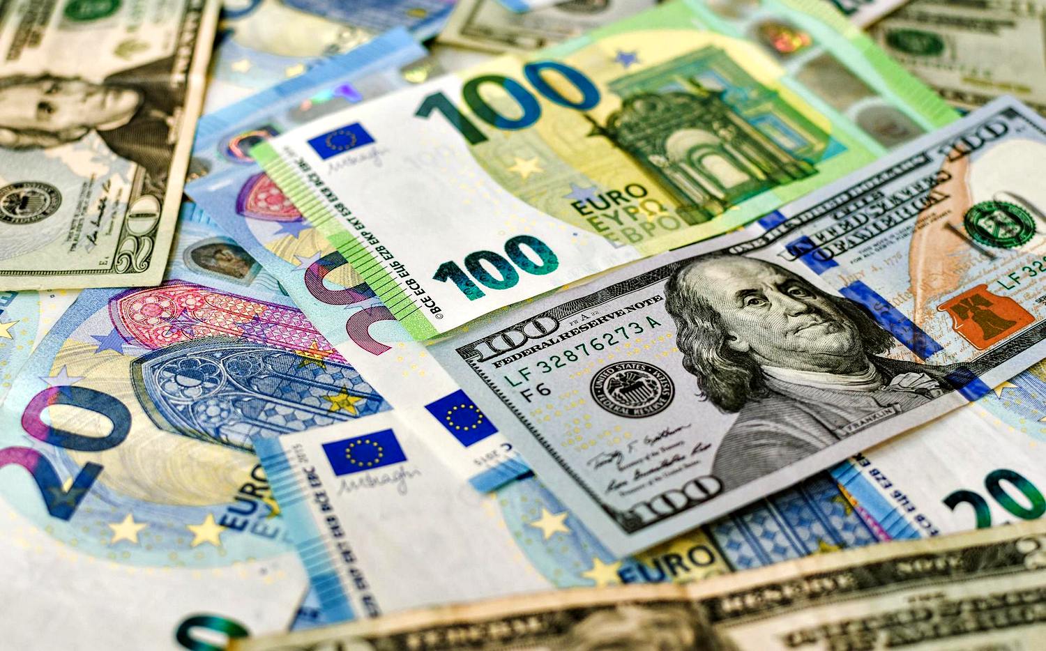 НБУ оновив курс валют: скільки коштуватимуть долар, євро і злотий