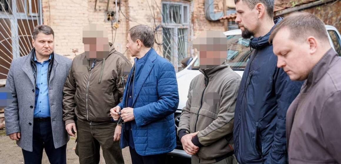 Команда Міжрегіонального координаційного гумштабу вчергове підтримала підрозділ ССО: військовим передали новий пікап