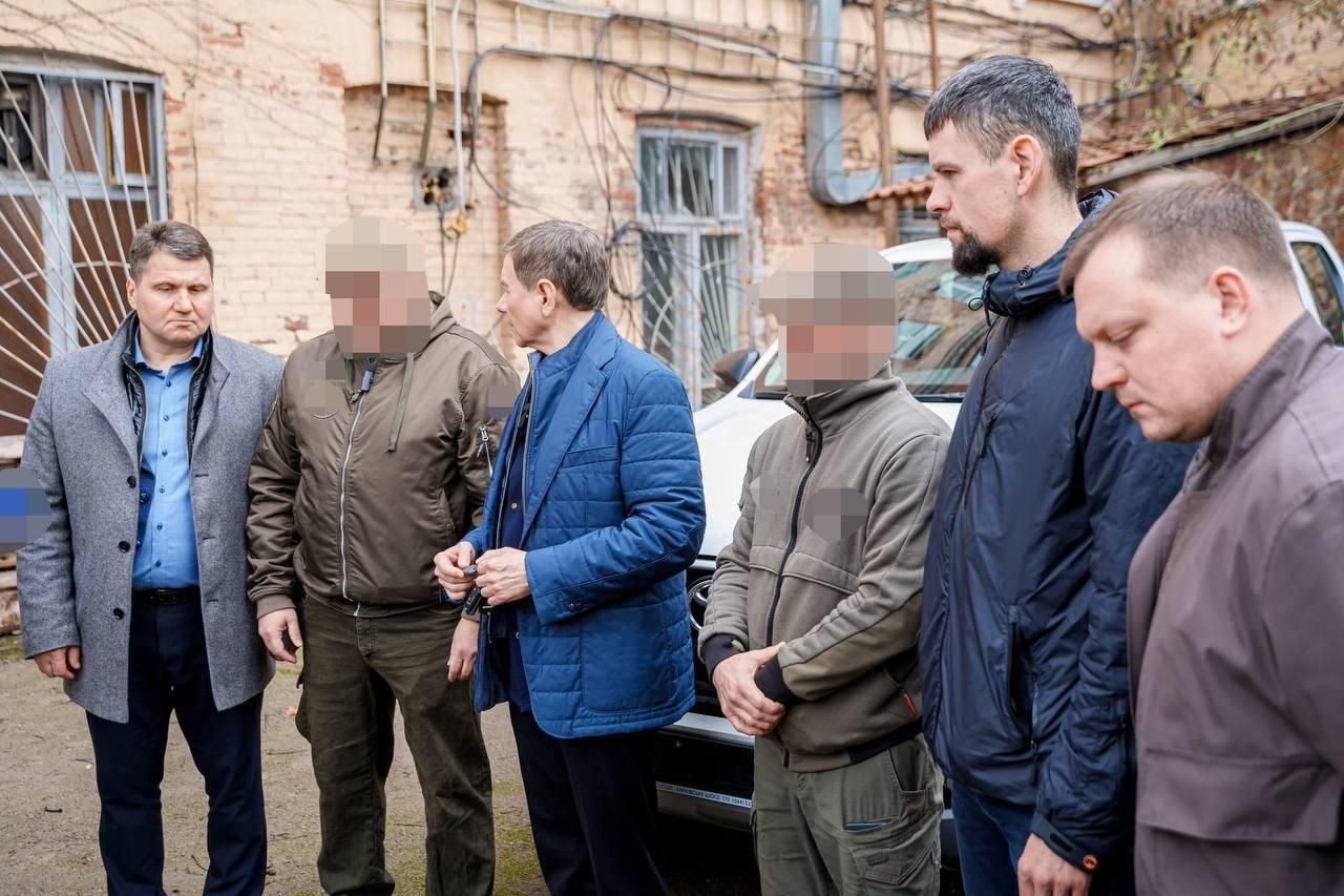 Команда Міжрегіонального координаційного гумштабу вчергове підтримала підрозділ ССО: військовим передали новий пікап