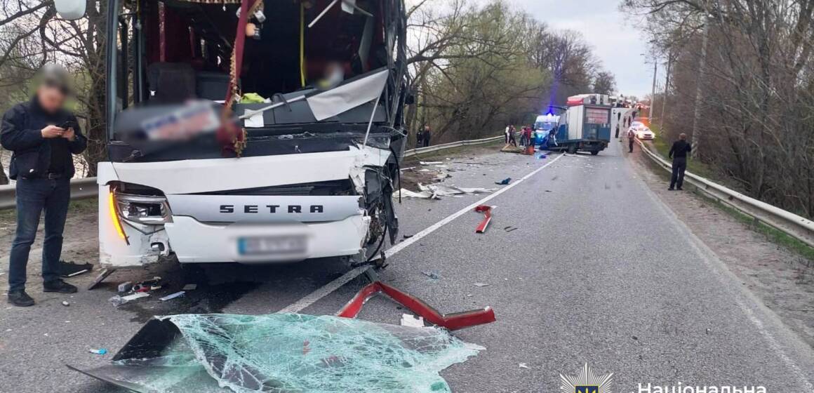 5404523985157953137 Смертельна ДТП на Хмільниччині: вантажівка зіткнулася з рейсовим автобусом