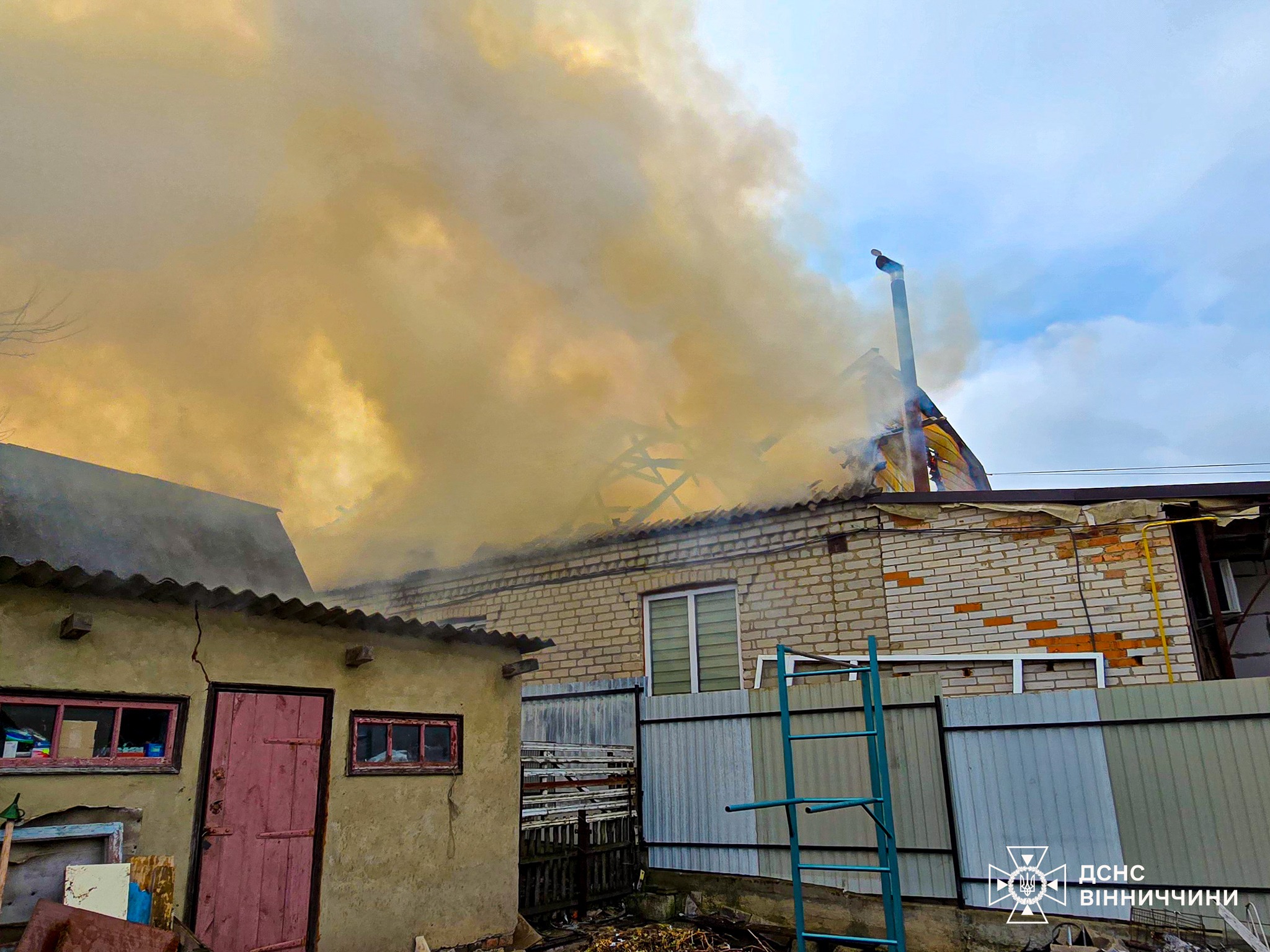 Три пожежі за добу на Вінниччині: горіли житлові будинки та покинута споруда