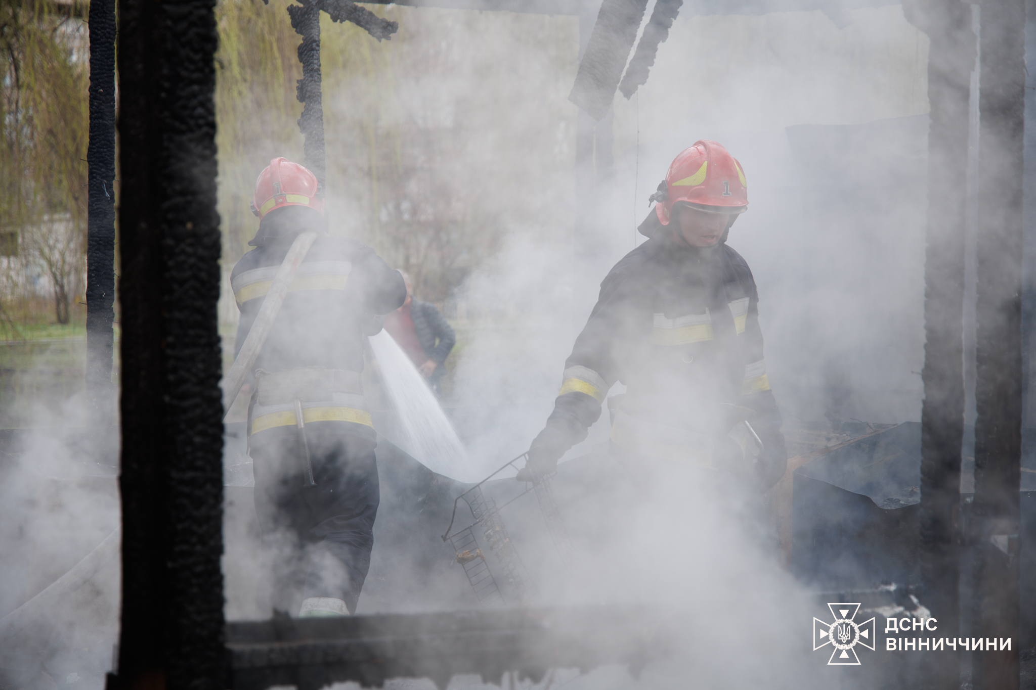 Пожежа на Келецькій у Вінниці: рятувальники ліквідували займання альтанки (ВІДЕО)