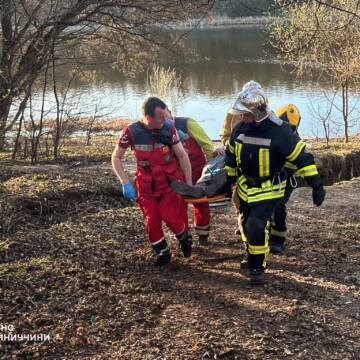 Падіння зі скелі у Вінниці: рятувальники допомогли транспортувати потерпілого