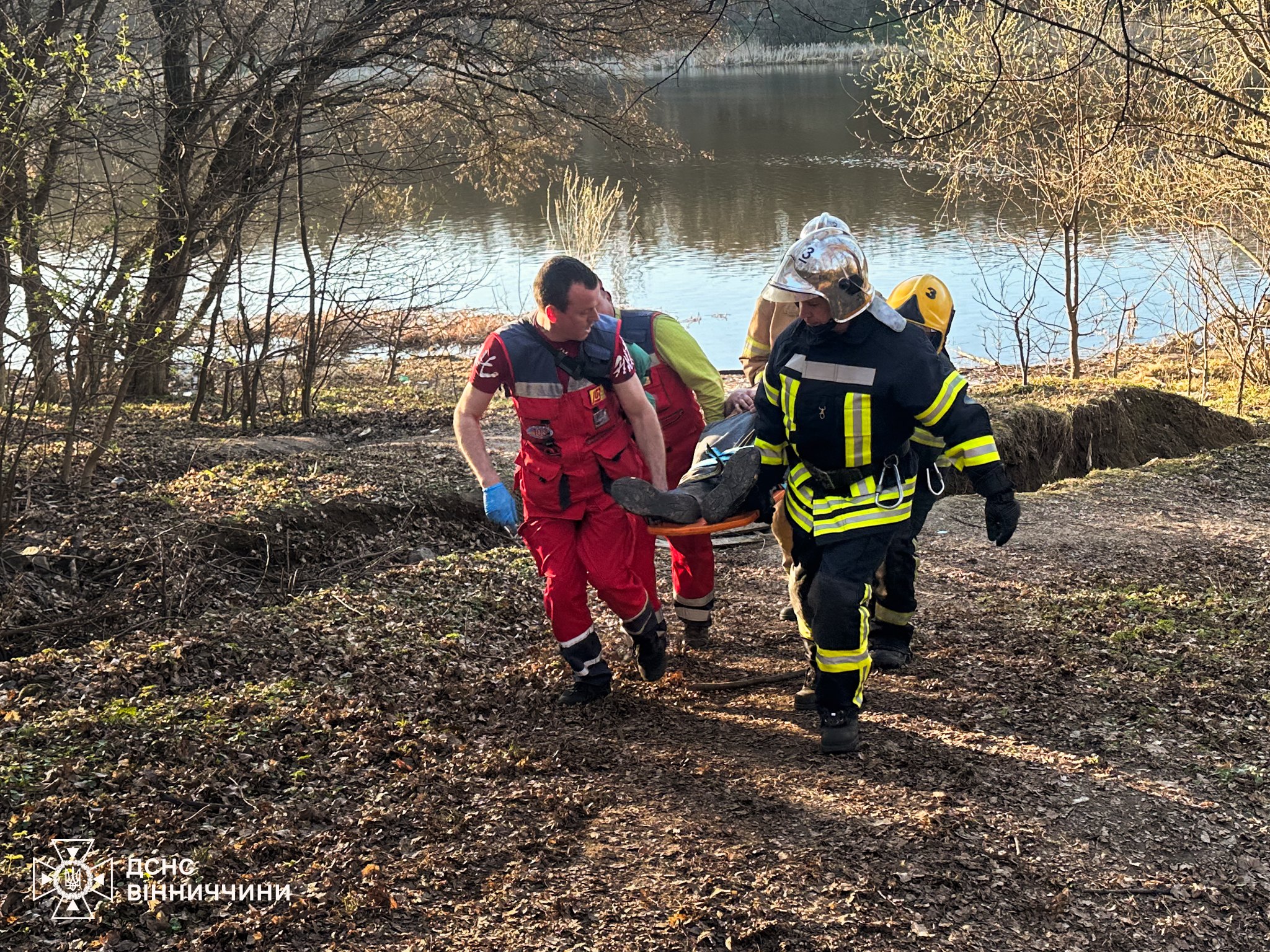 Падіння зі скелі у Вінниці: рятувальники допомогли транспортувати потерпілого