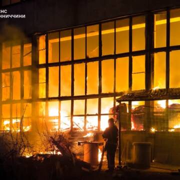 Масштабна нічна пожежа у Вінниці: на Мазепи горіли склади площею 200 кв. м