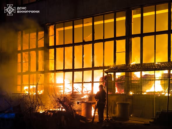 Масштабна нічна пожежа у Вінниці: на Мазепи горіли склади площею 200 кв. м
