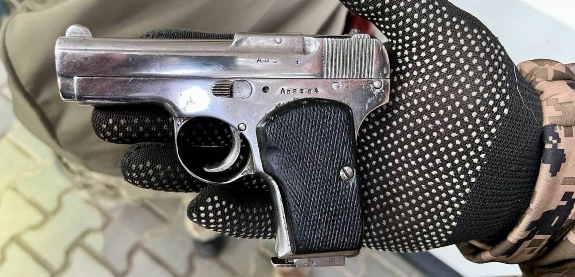 Пістолет у дверцятах авто на кордоні з Молдовою виявили в іноземця