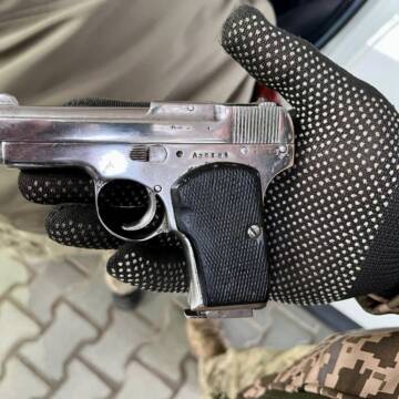 Пістолет у дверцятах авто на кордоні з Молдовою виявили в іноземця