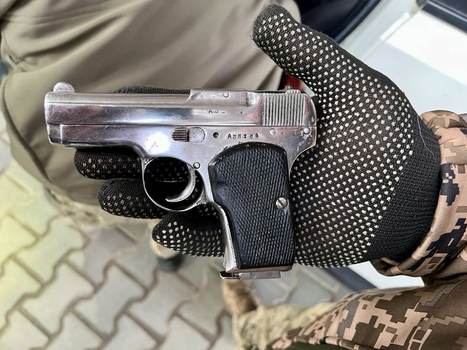 Пістолет у дверцятах авто на кордоні з Молдовою виявили в іноземця