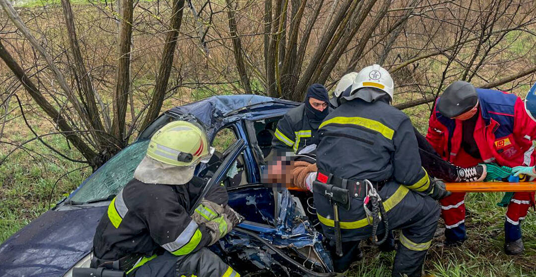 На Літинщині рятувальники деблокували жінку з понівеченого легковика