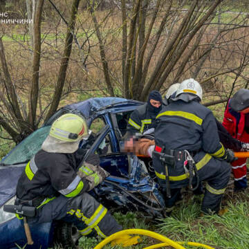 На Літинщині рятувальники деблокували жінку з понівеченого легковика