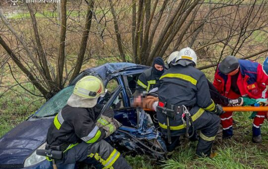 На Літинщині рятувальники деблокували жінку з понівеченого легковика