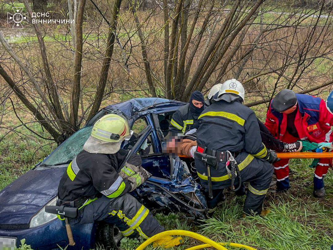 На Літинщині рятувальники деблокували жінку з понівеченого легковика