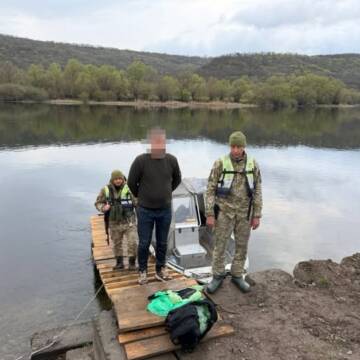 На Дністрі прикордонники затримали «плавця» з Харкова