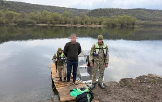 На Дністрі прикордонники затримали «плавця» з Харкова