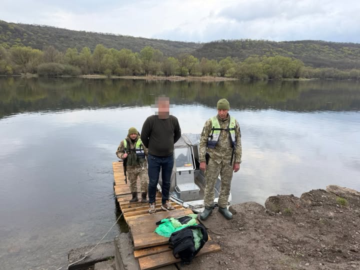 На Дністрі прикордонники затримали «плавця» з Харкова