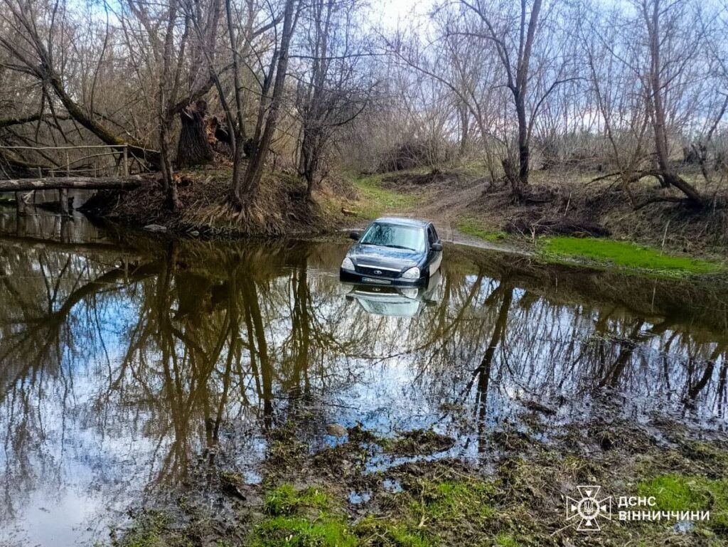 На Вінниччині рятувальники витягли авто, що застрягло посеред річки