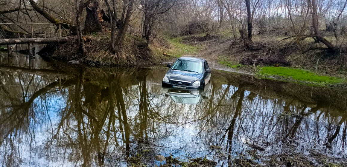 На Вінниччині рятувальники витягли авто, що застрягло посеред річки