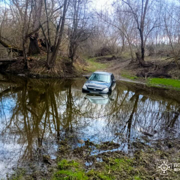 На Вінниччині рятувальники витягли авто, що застрягло посеред річки