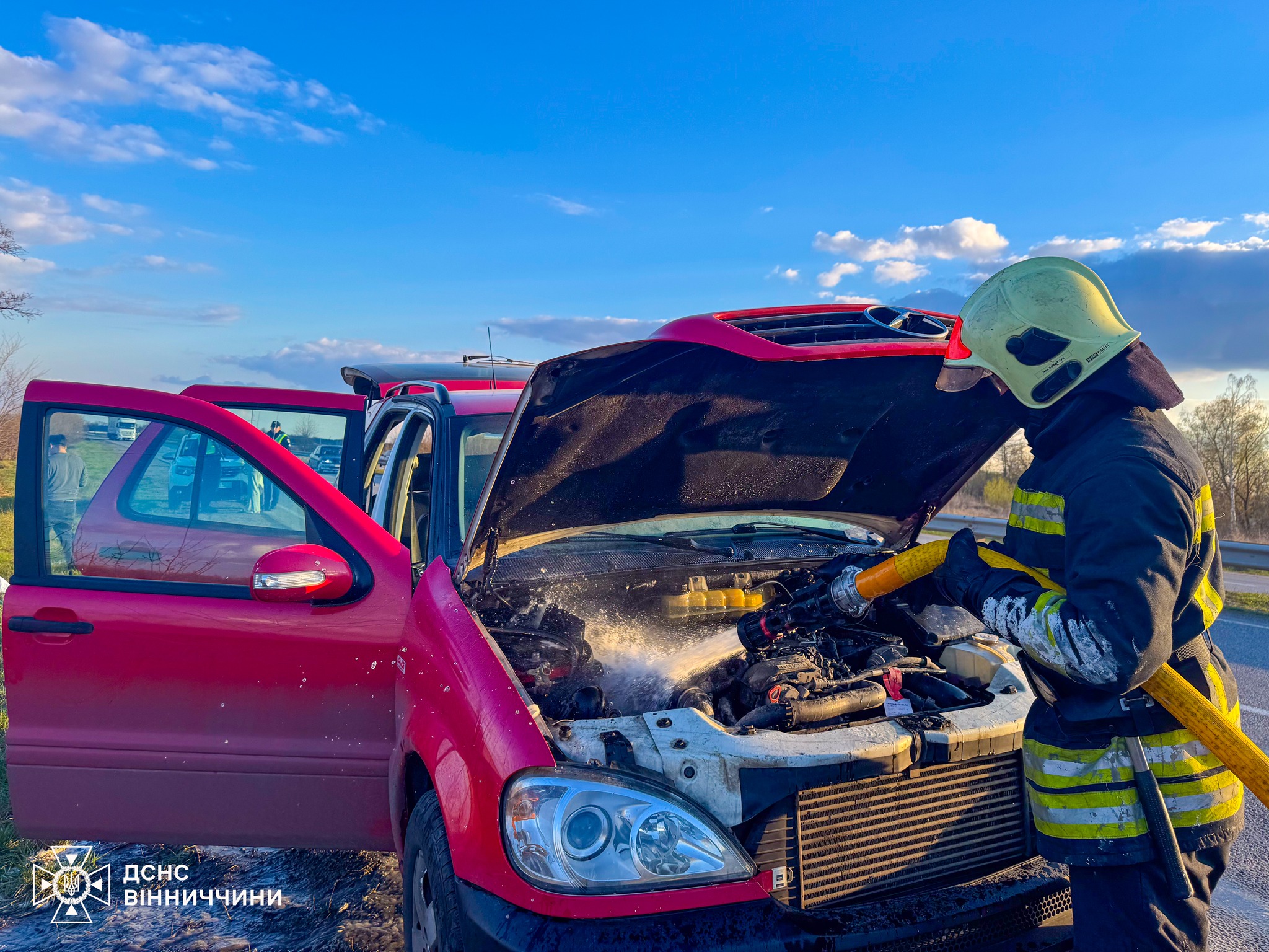 Горіли авто, будинки й поля: на Вінниччині за добу ліквідували вісім пожеж