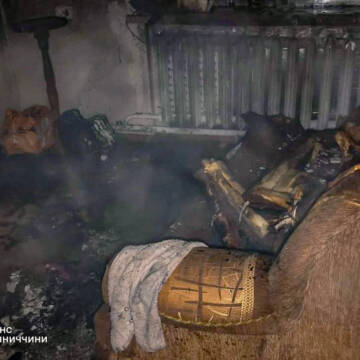 Рятувальники врятували двох людей з вогняної пастки у Вінниці та Бершаді