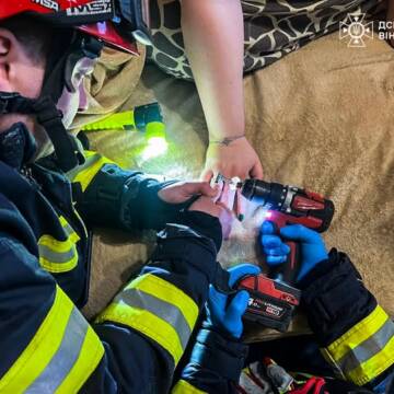 669852543_1435509435255275_5299995047776675847_n Коли прикраса стає пасткою: вінницькі рятувальники «визволили» палець жінки з обручки