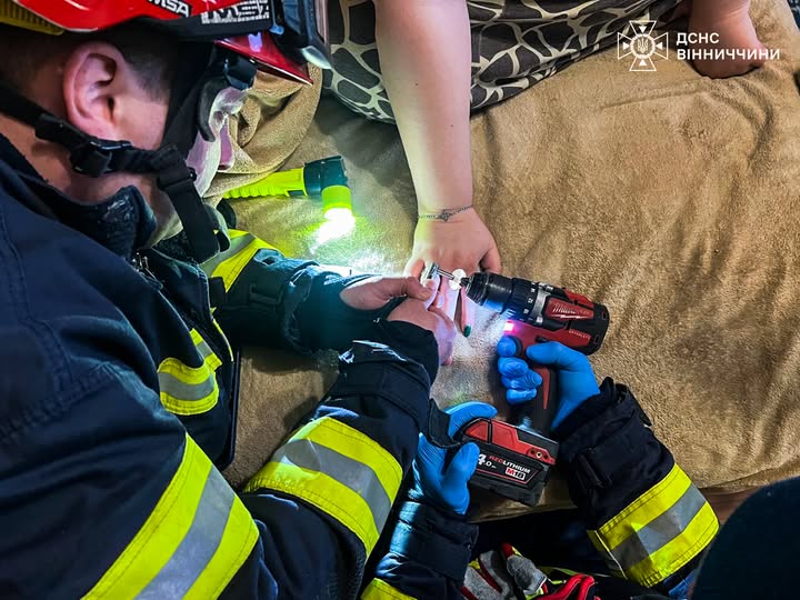 Коли прикраса стає пасткою: вінницькі рятувальники «визволили» палець жінки з обручки