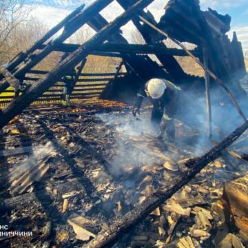 На Вінниччині вогонь пошкодив будинки та знищив автівки