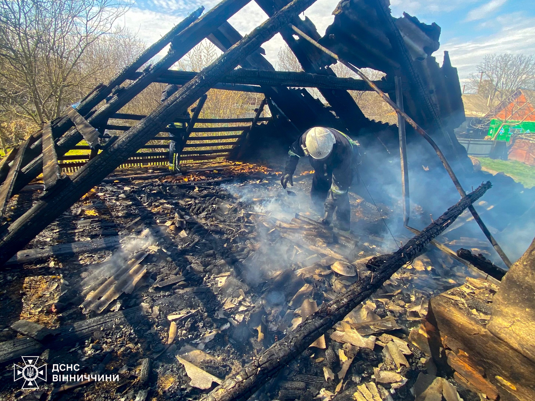 На Вінниччині вогонь пошкодив будинки та знищив автівки