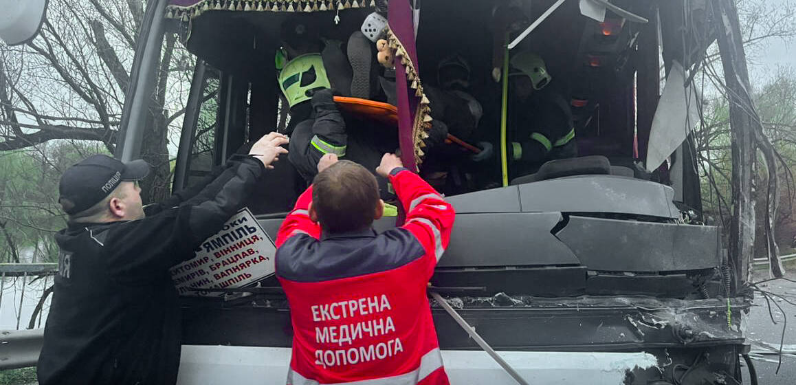 Рятувальники ліквідували наслідки смертельної аварії на Вінниччині