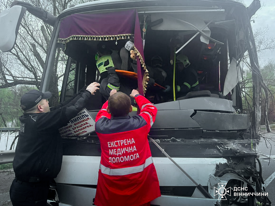 Рятувальники ліквідували наслідки смертельної аварії на Вінниччині