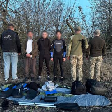 Професійне екіпірування та гумовий човен: на Дністрі викрили «екстремалів», які планували втечу за кордон